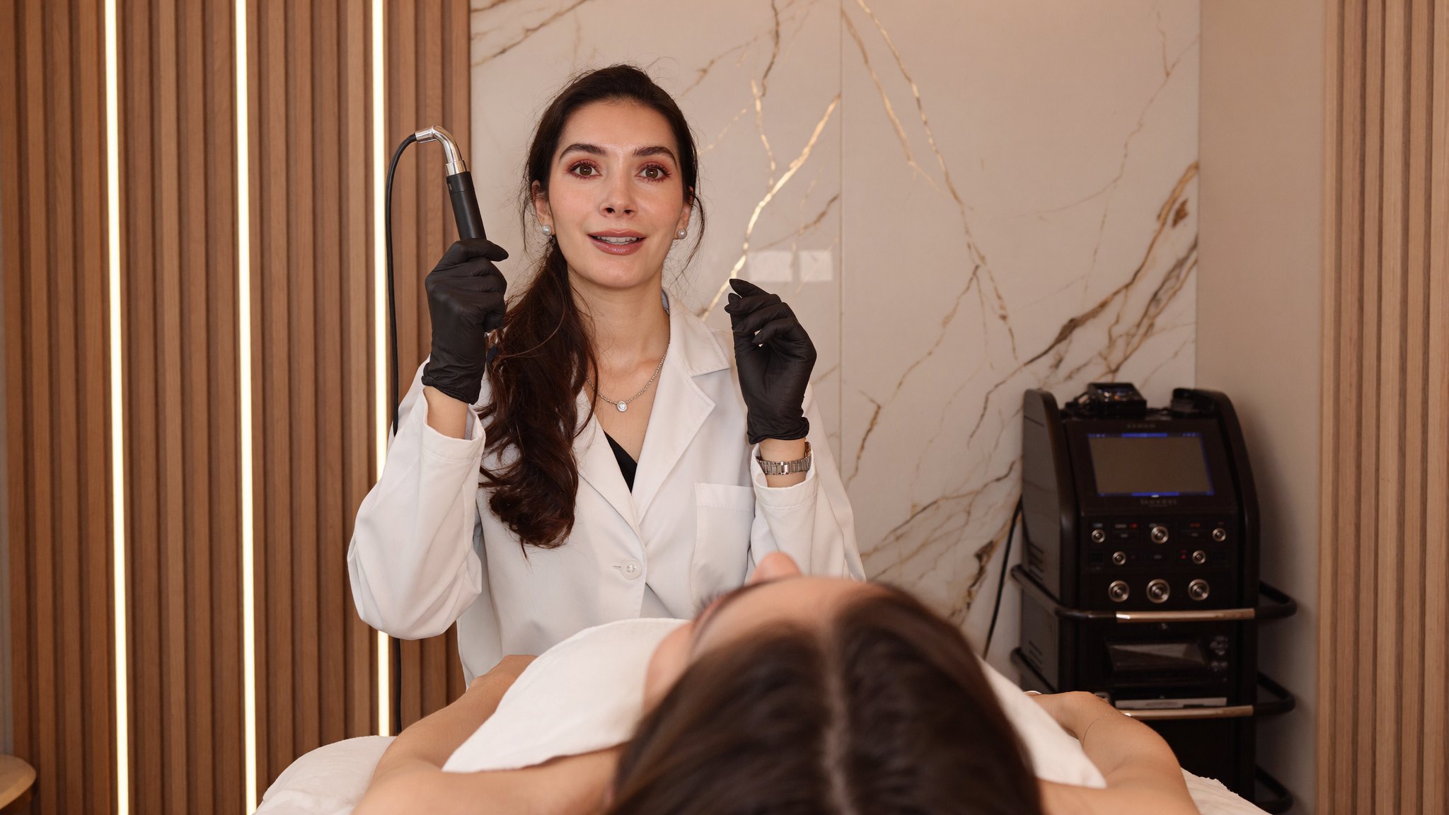 Mel Zumaya preparando un tratamiento facial no invasivo